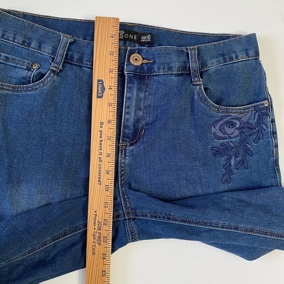 One 5 One Woman’s Blue Denim Embroidered Cuff Rough Hem Capri Jeans Size 10 - Picture 3 of 9